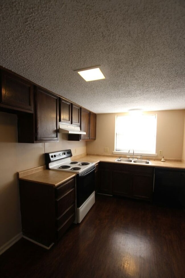 Building Photo - Beautiful 3 Bedroom, 2.5 Bath Townhome in Tyler – Available!