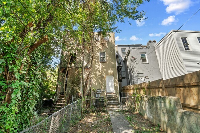 Building Photo - 1027 Bennett Pl