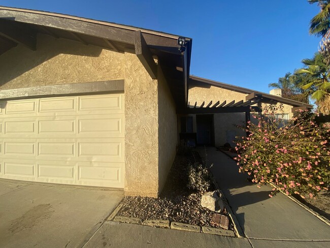 Building Photo - North Redlands Home with NEW Paint & Carpet