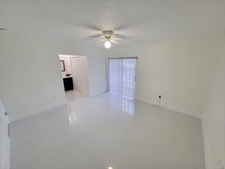 Building Photo - 17160 SW 94th Ave