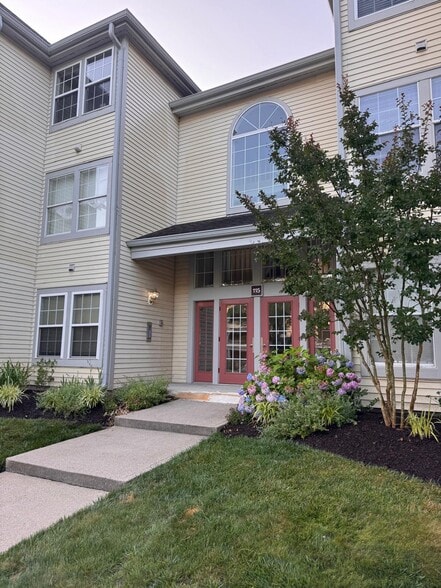 Entrance - 115 Cascade Ct
