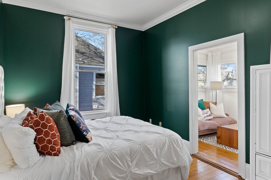 Quiet and comfortable back bedroom w/walk-in closet - 2015 E 12th St