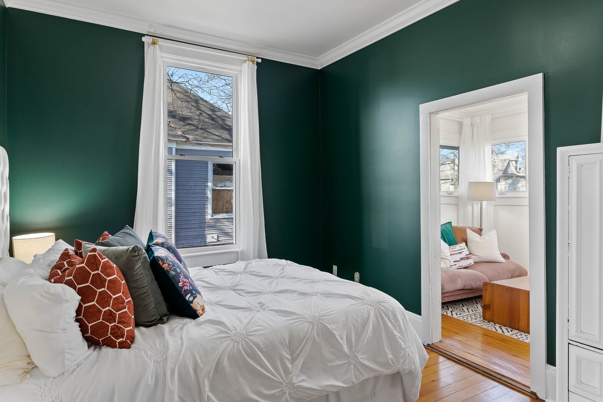 Quiet and comfortable back bedroom w/walk-in closet - 2015 E 12th St