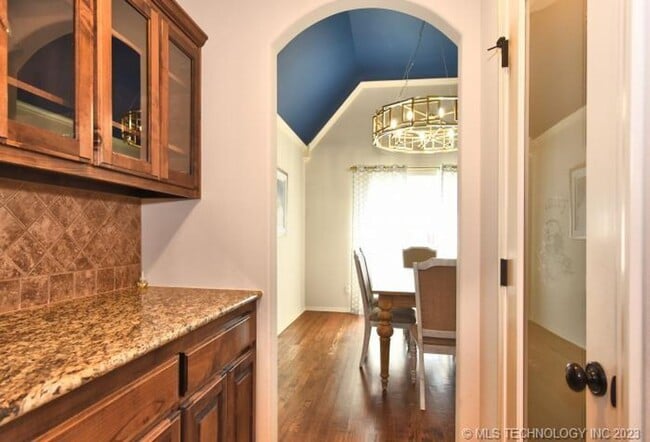 Building Photo - Room for the whole family in this 5 bedroom, 3-1/2 bath Executive Rental on corner lot in Millice...