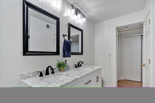 Building Photo - 25109 Plantation Dr NE
