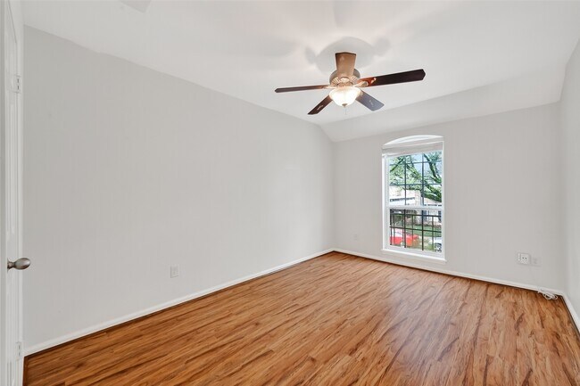Building Photo - 500 N Post Oak Ln
