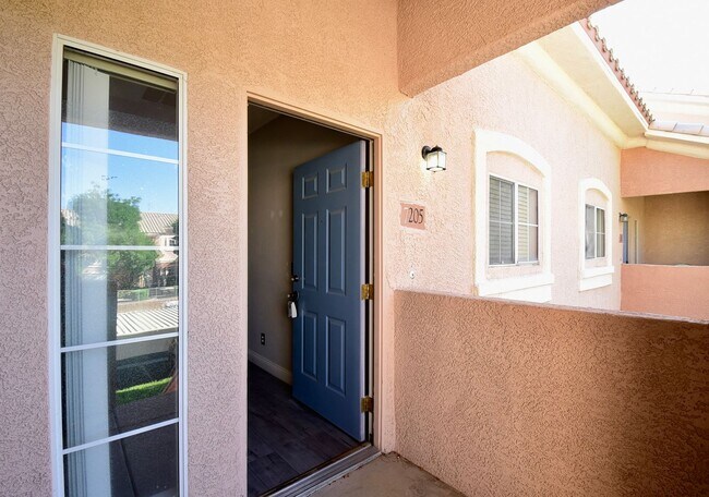 Building Photo - Live In The Heart Of Summerlin 2 Bed 2 Bat...