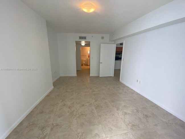 Building Photo - 1750 N Bayshore Dr