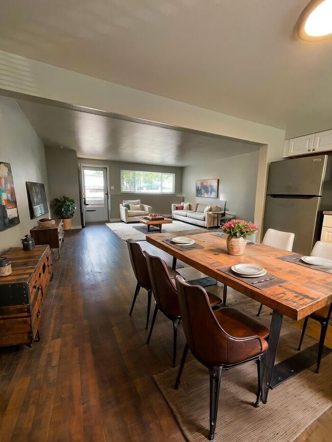 Building Photo - 2 Bed 1 Bath Apartment in a GREAT location!