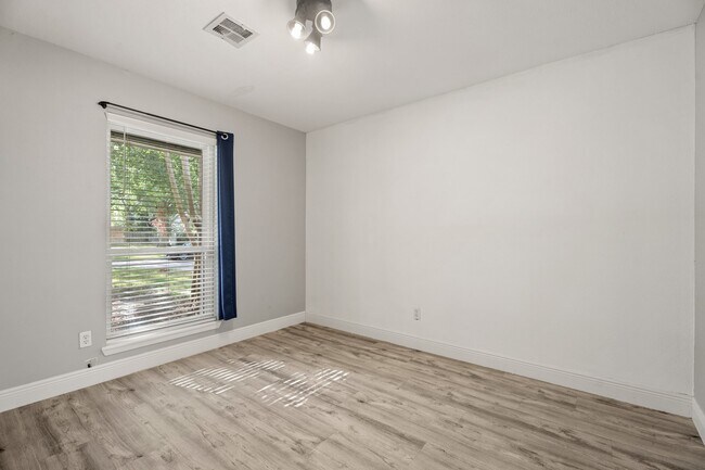 Building Photo - 1419 Basilan Ln