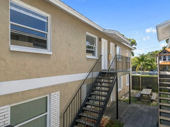 Building Photo - 714 E Floribraska Ave