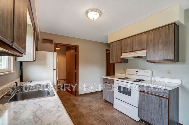 Building Photo - 3608 Willow Run Dr