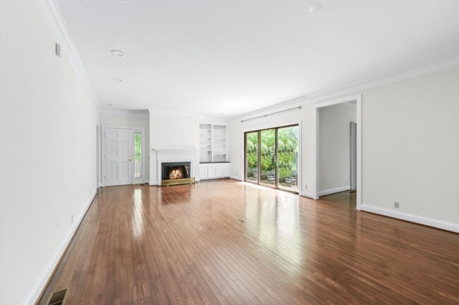 Building Photo - Awesome 3BE/2BA home in the heart of Green...