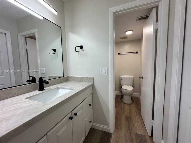 Building Photo - 403 Lakeview Dr