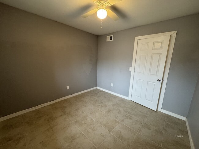 Building Photo - 419 E 7th St