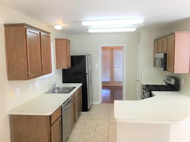 Building Photo - 208 Hollander Ct