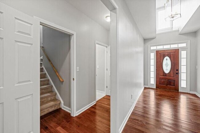 Building Photo - House 4 Beds 2 Baths