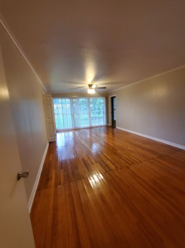 Building Photo - $500 Off 1st Month Special
