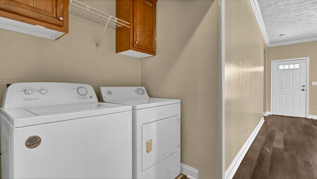 Building Photo - Spacious 3-Bedroom Home with Recent Upgrad...