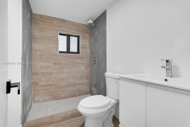 Building Photo - 1814 NW 2nd Ct