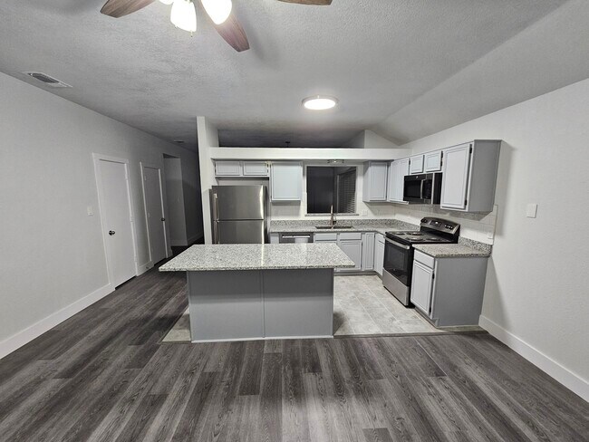 Building Photo - 919 Crestwood Dr