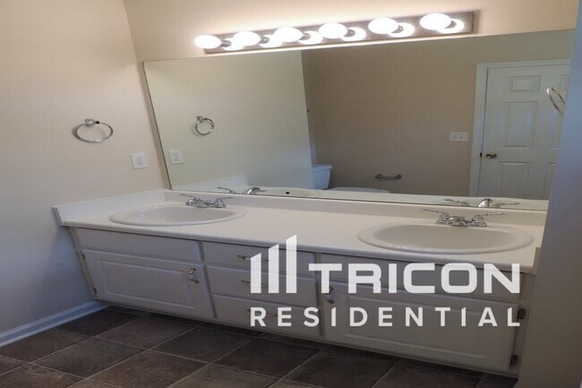 Building Photo - 99 Floresta Dr