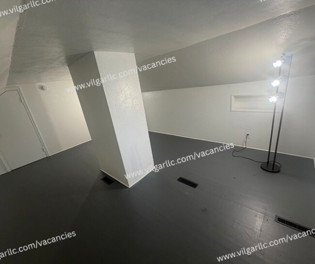 Building Photo - For Rent - 3 Bedroom, 1 Bathroom Home