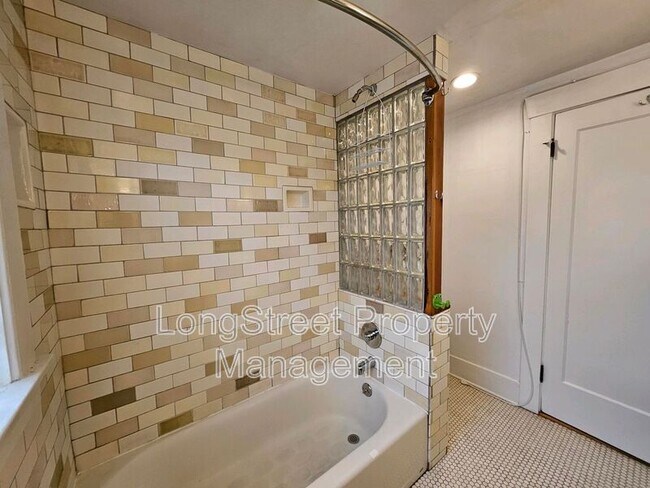 Building Photo - 636 N Shaver St