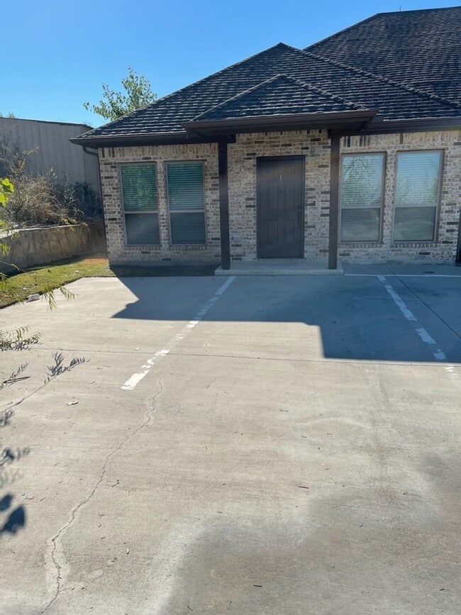 Building Photo - COMING SOON 4/2 BROCK ISD + LAWNCARE INCLU...