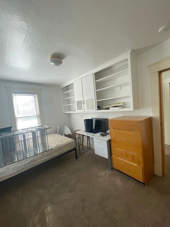 Building Photo - 841 E University Ave