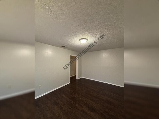 Building Photo - 1220 Twin Lakes Dr