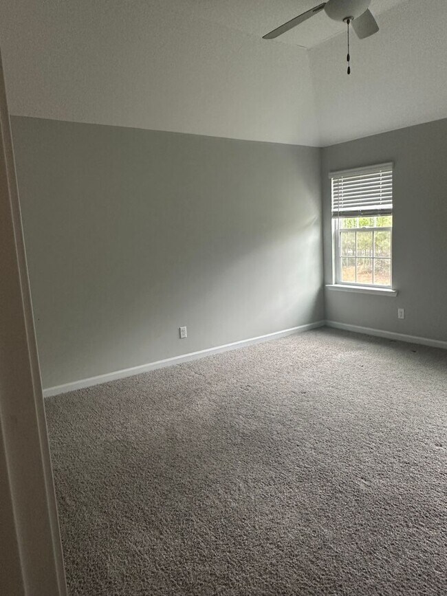 Building Photo - For Rent: Half Off Full First Month Rent