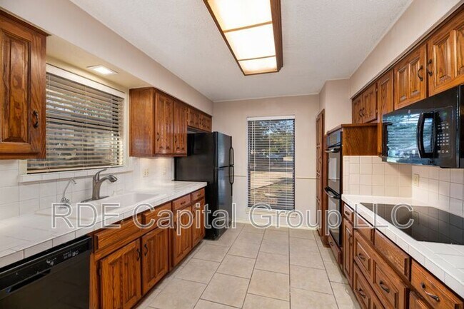 Building Photo - 922 Kingston Dr