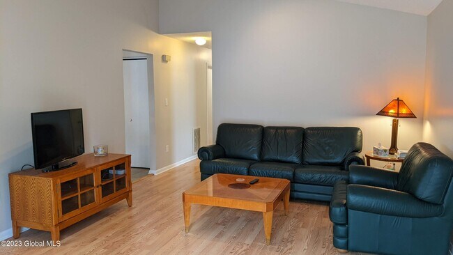 Building Photo - 1006 Greenwich Dr