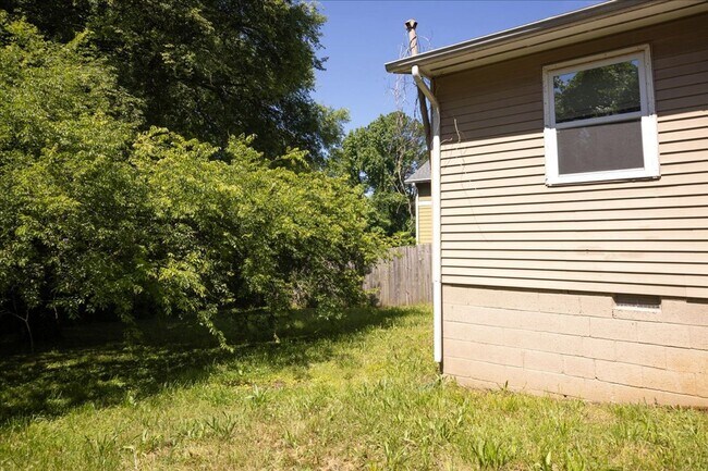 Building Photo - 3bd/1ba w/ Side Porch and Fully Fenced In Backyard!