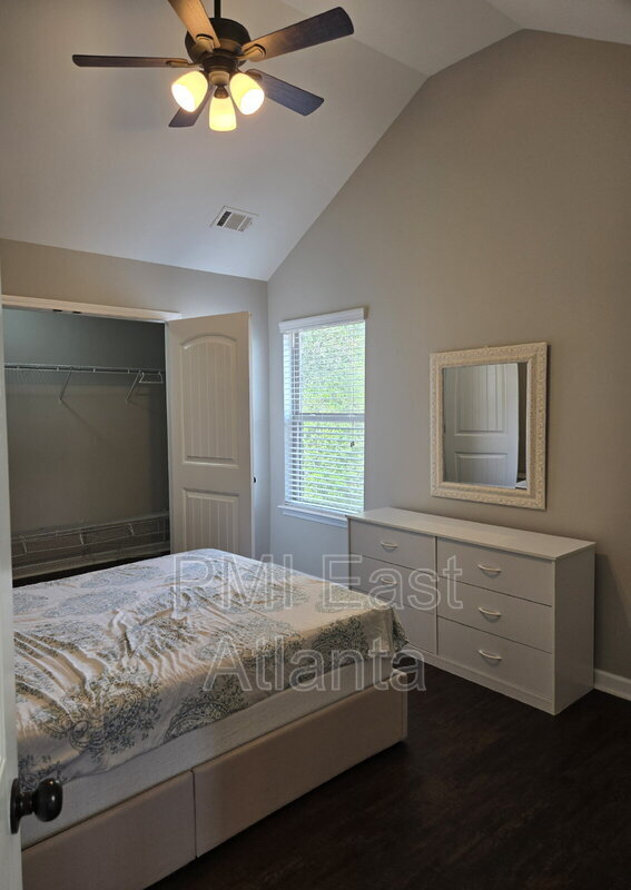 Building Photo - 422 Live Oak Pass