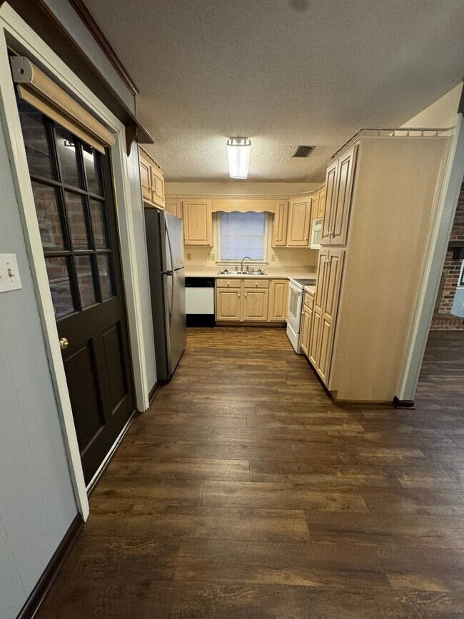 Building Photo - 702 Sandhurst Dr