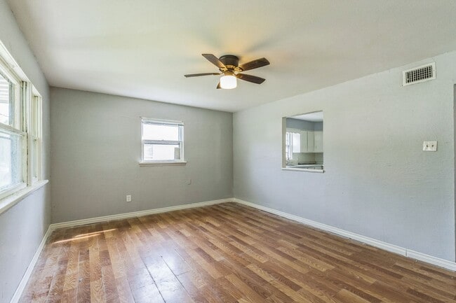 Building Photo - LIMITED TIME**NO APPLICATION FEE**1/2 OFF DEPOSIT**