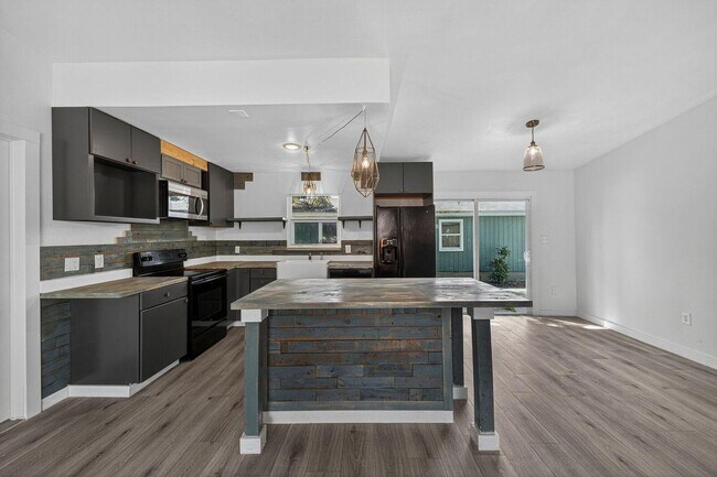 Building Photo - 117 NE 8th St