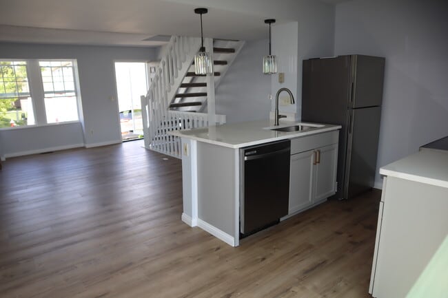 Building Photo - 4963 Singleton Dr
