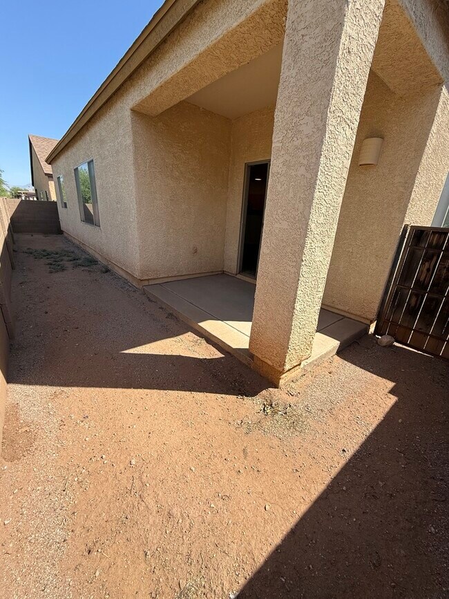 Building Photo - House For Rent