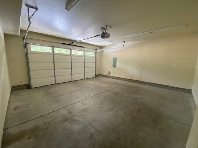 Building Photo - 528 W Nevada St