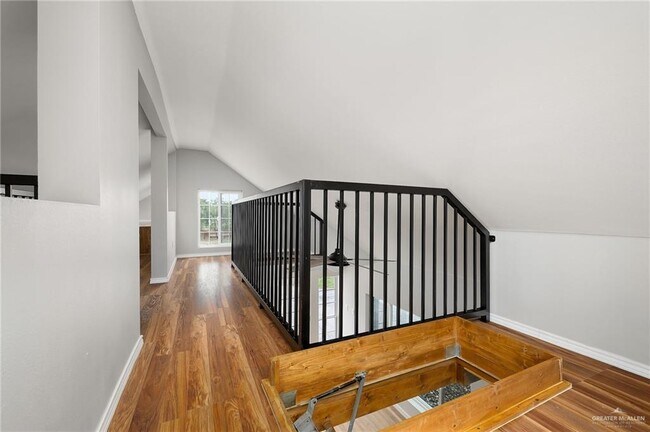 Building Photo - 12304 Lakeview Dr