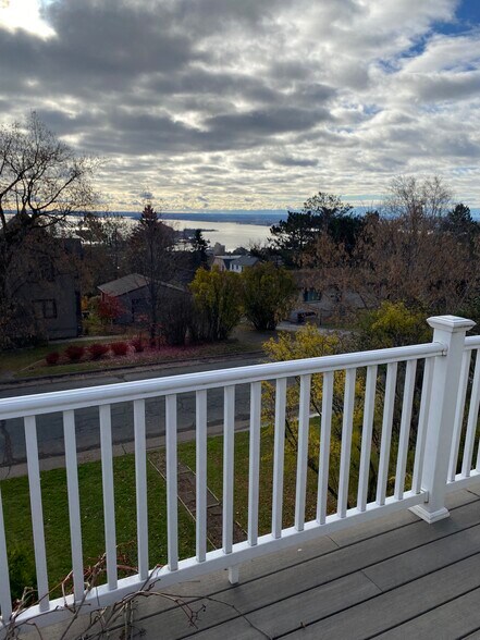 Building Photo - 15 E 10th St