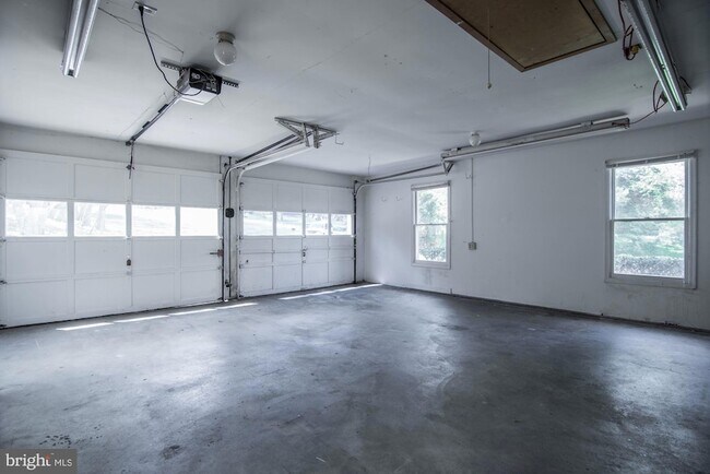 Building Photo - 6 Delta Ct