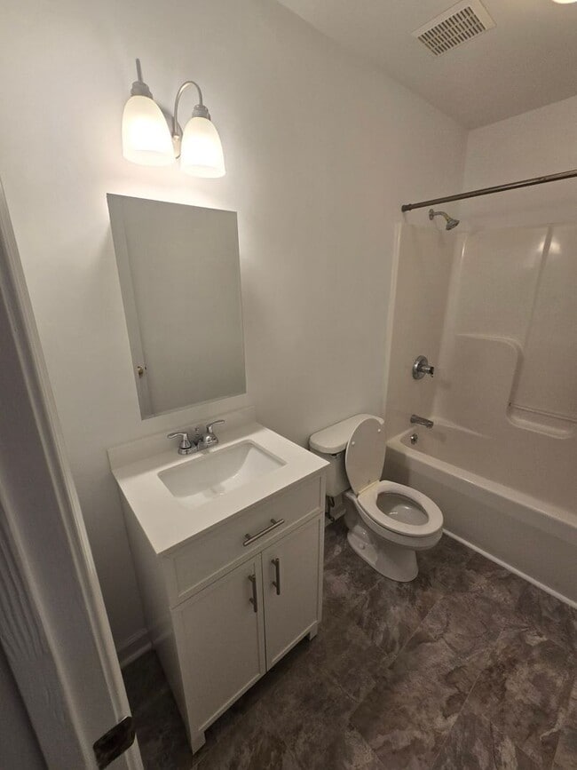Building Photo - 3 bedroom rancher  in City of Colonial Hei...