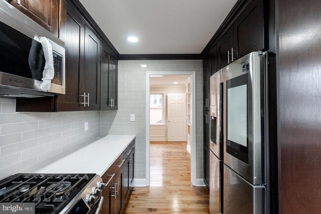 Building Photo - 22 W 6th Ave