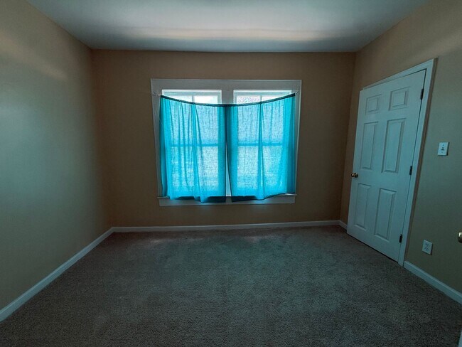 Building Photo - 5 Bedrooms, 2 Bathrooms - Home in East Rome!