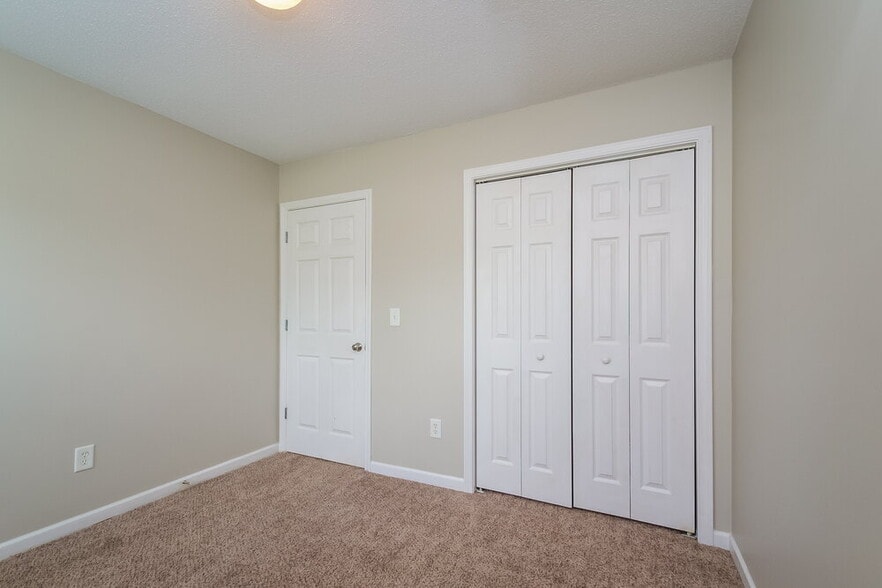 Building Photo - 42 Oakbrook Dr