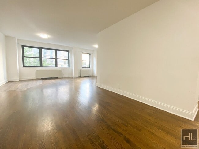 Building Photo - 400 E 89th St